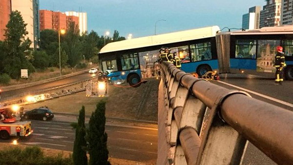 Un autobús queda suspendido en un puente de Madrid