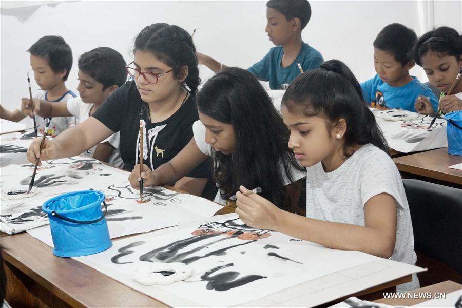Niños aprenden pintura china tradicional en Sri Lanka