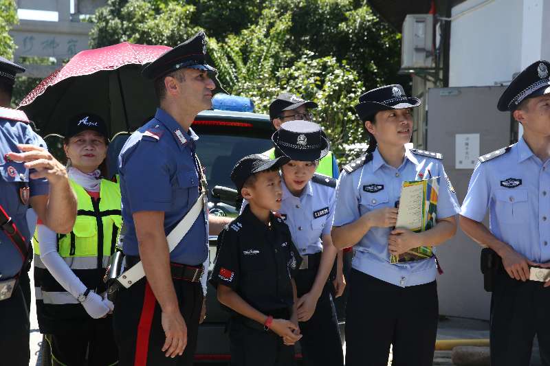 Policías italianos patrullan la zona del Lago del Oeste, Hangzhou, capital de la provincia de Zhejiang. [Foto: proporcionada por la Oficina de Seguridad Pública de Hangzhou]