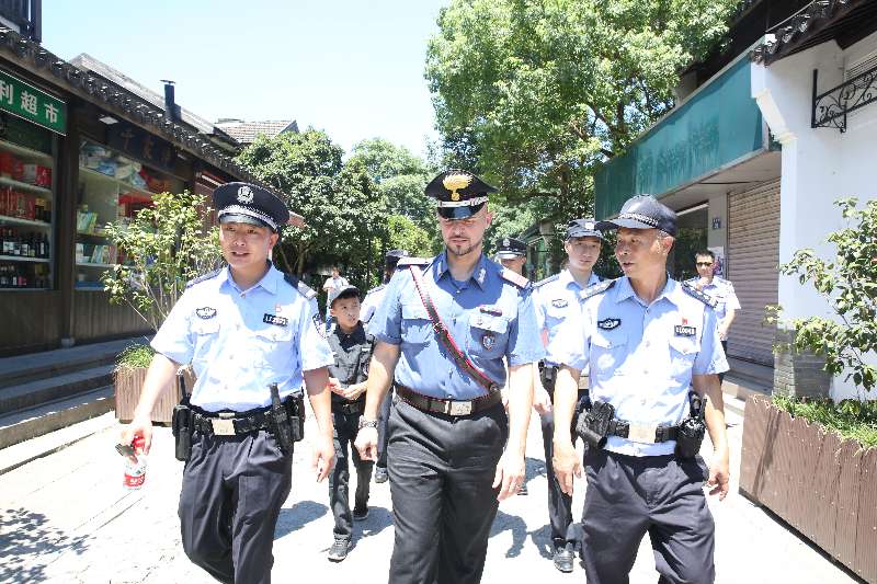 Policías italianos patrullan la zona del Lago del Oeste, Hangzhou, capital de la provincia de Zhejiang. [Foto: proporcionada por la Oficina de Seguridad Pública de Hangzhou]
