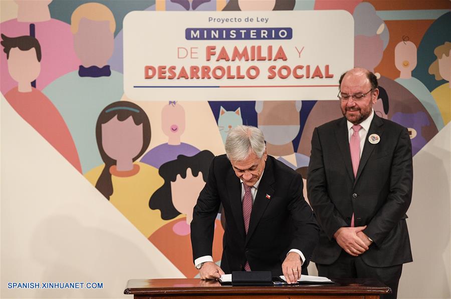 Piñera firma proyecto de ley para crear Ministerio de Familia en Chile