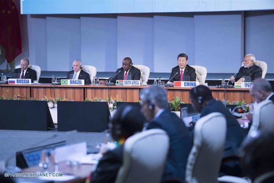 JOHANNESBURGO, julio 27, 2018 (Xinhua) -- El presidente de China, Xi Jinping, pronuncia un discurso en un diálogo ampliado que agrupa a los líderes de los BRICS, el "BRICS Plus" y países africanos en la X Cumbre de los BRICS en Johannesburgo, Sudáfrica, el 27 de julio de 2018. (Xinhua/Li Tao)