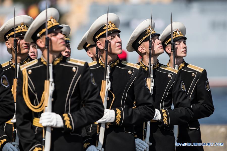 Integrantes de la Armada rusa participan en el Desfile Naval Principal para conmemorar el Día de la Armada de Rusia, en San Petersburgo, Rusia, el 29 de julio de 2018. El presidente de Rusia, Vladimir Putin, dijo el domingo que Rusia continuará desarrollando sus fuerzas navales y mejorando su equipo. (Xinhua/Wu Zhuang)