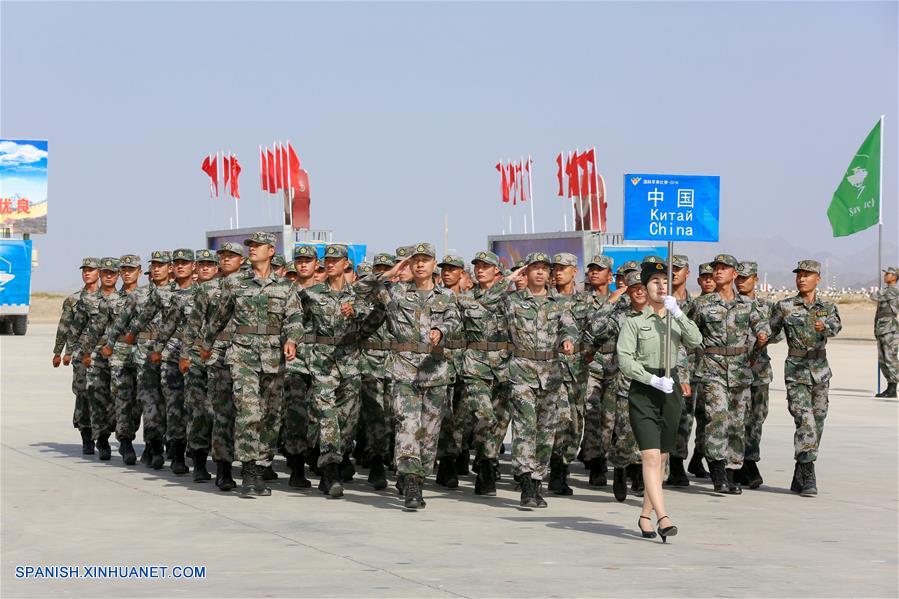 Un equipo de la Fuerza Terrestre del Ejército Popular de Liberación (EPL) asiste a la ceremonia de inauguración de los Juegos Militares Internacionales 2018, en Korla, en la región autónoma uygur de Xinjiang, en el noroeste de China, el 29 de julio de 2018. Cuatro competencias de los Juegos Militares Internacionales 2018 empezaron el domingo en la región autónoma uygur de Xinjiang, en el noroeste de China, y en la provincia de Fujian, en el este del país. (Xinhua/Xue Yu)