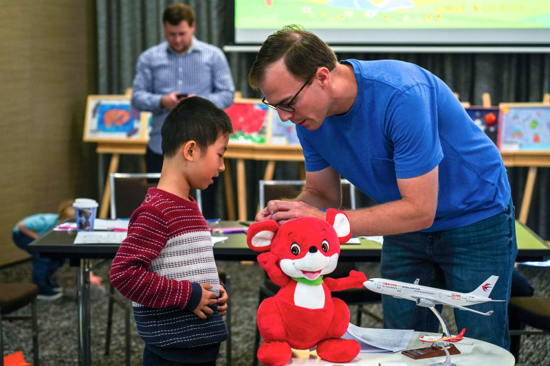 El Dr. Chris Ferrie ofrece una charla de física a los niños. (Foto: Ji He/ Pueblo en Línea)