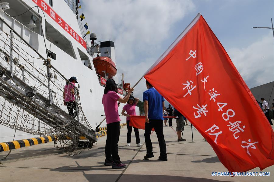 El buque chino de investigación científica Océano 1 (Dayang Yihao, en idioma chino) se prepara este martes para navegar en Qingdao, provincia de Shandong. Durante la travesía realizará investigaciones científicas sobre ecosistemas de aguas profundas y recursos naturales en el noreste del Océano Pacífico. [Foto: Xinhua]