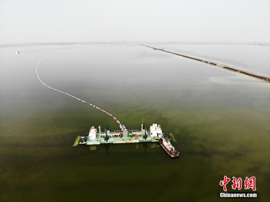 Un barco recoge la sal en el Lago Salado Qarhan.