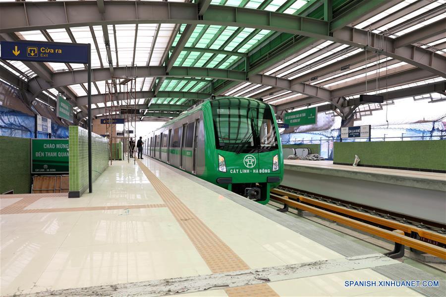 HANOI, agosto 1, 2018 (Xinhua) -- Vista del primer ferrocarril urbano de Vietnam, realizando las pruebas finales en Hanoi, Vietnam, el 1 de agosto de 2018. El primer ferrocarril urbano de Vietnam, construido por China Railway Sixth Group Co. Ltd, comenzó el miércoles las pruebas finales. (Xinhua/Wang Di)