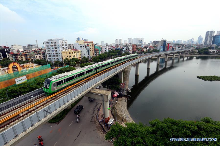 HANOI, agosto 1, 2018 (Xinhua) -- Vista del primer ferrocarril urbano de Vietnam, realizando las pruebas finales en Hanoi, Vietnam, el 1 de agosto de 2018. El primer ferrocarril urbano de Vietnam, construido por China Railway Sixth Group Co. Ltd, comenzó el miércoles las pruebas finales. (Xinhua/VNA)