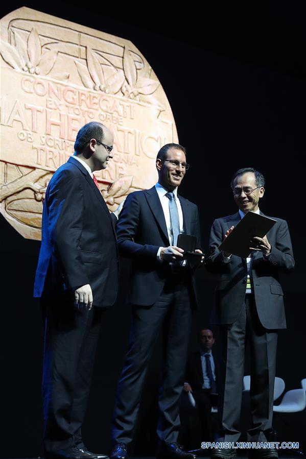 RIO DE JANEIRO, agosto 1, 2018 (Xinhua) -- Alessio Figalli (c) de Italia, ganador de la Medalla Fields, participa durante la ceremonia de inauguración del Congreso Internacional de Matemáticos (ICM, por sus siglas en inglés) 2018, en Río de Janeiro, Brasil, el 1 de agosto de 2018. Un científico de Alemania, uno de India, uno de Irán y uno de Italia fueron premiados el miércoles en Río de Janeiro con la Medalla Fields, considerada como el Premio Nobel de Matemáticas, informó la Unión Matemática Internacional (IMU, por sus siglas en inglés). (Xinhua/Li Ming)