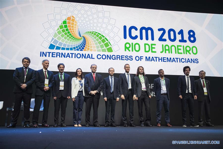 Caucher Birkar (c) de Irán, Alessio Figalli (5-d) de Italia, Peter Scholze (4-d) de Alemania y Akshay Venkatesh (3-d) de India, anunciados como ganadores de la Medalla Fields, posan durante la ceremonia de inauguración del Congreso Internacional de Matemáticos (ICM, por sus siglas en inglés) 2018, en Río de Janeiro, Brasil, el 1 de agosto de 2018. (Xinhua/Li Ming)