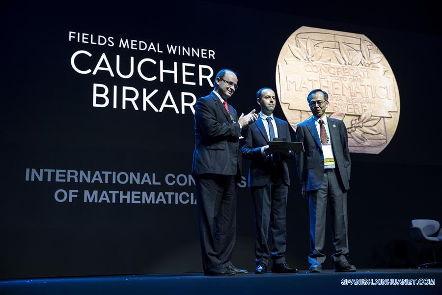 RIO DE JANEIRO, agosto 1, 2018 (Xinhua) -- Caucher Birkar (c) de Irán, ganador de la Medalla Fields, participa durante la ceremonia de inauguración del Congreso Internacional de Matemáticos (ICM, por sus siglas en inglés) 2018, en Río de Janeiro, Brasil, el 1 de agosto de 2018. Un científico de Alemania, uno de India, uno de Irán y uno de Italia fueron premiados el miércoles en Río de Janeiro con la Medalla Fields, considerada como el Premio Nobel de Matemáticas, informó la Unión Matemática Internacional (IMU, por sus siglas en inglés). (Xinhua/Li Ming)