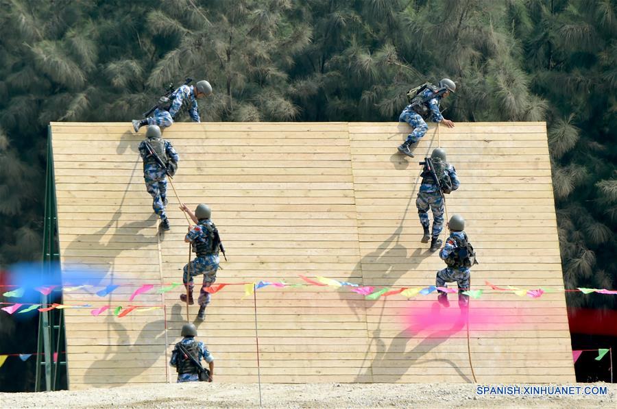 Miembros del equipo chino participan en el evento de ruta de supervivencia "Seaborne Assault" de los Juegos Militares Internacionales 2018, en Quanzhou, provincia de Fujian, en el suroeste de China, el 2 de agosto de 2018. El evento de ruta de supervivencia "Seaborne Assault" de los Juegos Militares Internacionales 2018 comenzó el jueves en Quanzhou. (Xinhua/Jiang Kehong)