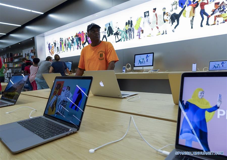  Clientes seleccionan productos en una tienda de Apple, en Nueva York, Estados Unidos, el 2 de agosto de 2018. El gigante tecnológico estadounidense, Apple, se convirtió el jueves en la primera compañía cotizada en bolsa en alcanzar el histórico valor de mercado de un billón de dólares. (Xinhua/Wang Ying)