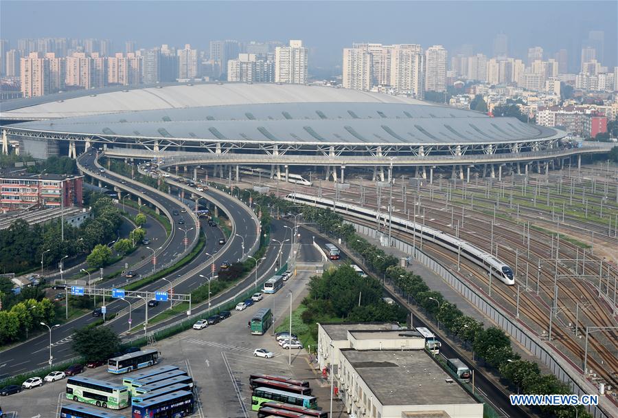 Un tren interurbano de alta velocidad Beijing-Tianjin sale de la estación ferroviaria del sur de Beijing, capital de China, el 1 de agosto de 2018. (Xinhua / Luo Xiaoguang)