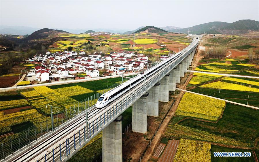 Un tren bala recorre en la sección Yangxian de la línea ferroviaria de alta velocidad Xi'an-Chengdu, en la provincia de Shaanxi, noroeste de China, el 21 de marzo de 2018. (Xinhua / Tang Zhenjiang)