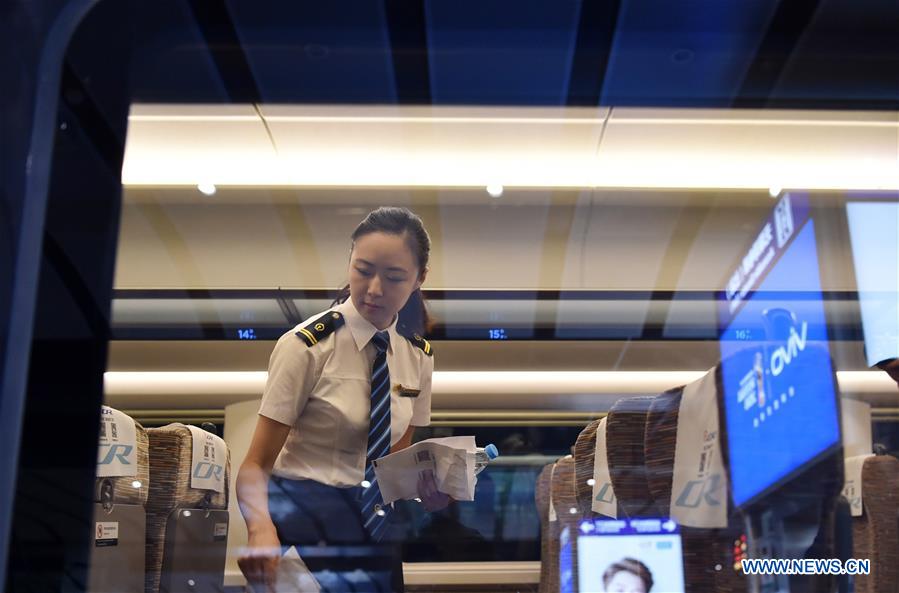 La supervisora de tren Xu Ying trabaja en un tren interurbano de alta velocidad Beijing-Tianjin en la estación de tren del sur de Beijing, capital de China, el 10 de julio de 2018. (Xinhua / Li Ran)
