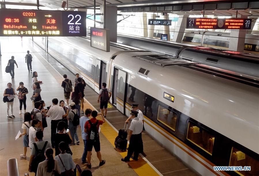 Los pasajeros esperan para abordar un tren bala en la estación de tren del sur de Beijing, capital de China, el 1 de agosto de 2018. (Xinhua / Luo Xiaoguang)