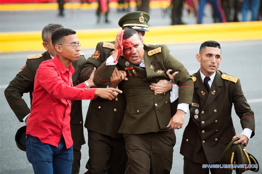 Un elemento de seguridad resulta herido luego que el discurso del presidente de Venezuela, Nicolás Maduro, fuera interrumpido, durante un acto para conmemorar el 81 aniversario de la Guardia Nacional Bolivariana de Venezuela, en la Plaza Bolívar, en Caracas, Venezuela, el 4 de agosto de 2018. Durante una ceremonia conmemorativa del 81 aniversario de la Guardia Nacional Bolivariana de Venezuela en la que ofrecía un discurso el presidente venezolano, Nicolás Maduro, ocurrió el sábado un suceso inesperado que conllevó a la suspensión abrupta de la transmisión y del acto presidencial. Confirman atentado contra presidente Maduro durante acto militar en Caracas. (Xinhua/Str)