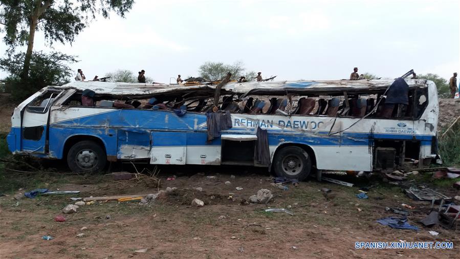 Un autobús de pasajeros dañado permanece en el sitio donde se registró un accidente vial, en el distrito de Kohat, en el noroeste de Pakistán, el 4 de agosto de 2018. Al menos 14 personas murieron y 30 más resultaron heridas el sábado en un accidente carretero mortal en el distrito de Kohat, noroeste de Pakistán, informaron los medios de comunicación y la policía locales. (Xinhua/Str)
