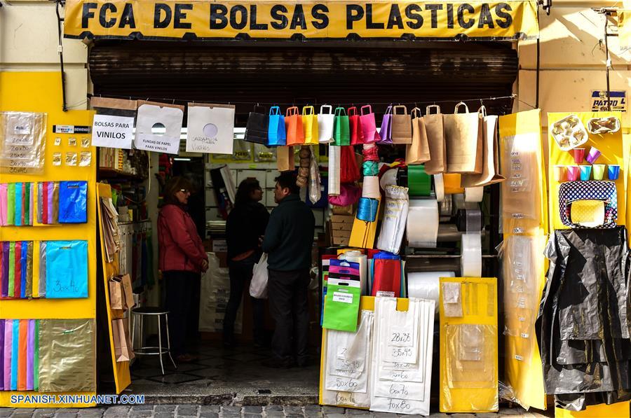 Chile se convierte en el primer país latinoamericano que prohíbe bolsas plásticas en el comercio