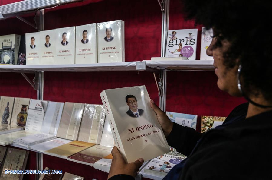 SAO PAULO, agosto 3, 2018 (Xinhua) -- Una persona sostiene el segundo volumen del libro escrito por el presidente de China, Xi Jinping, "Xi Jinping: La Gobernación y Administración de China", en el estand "China Book" de la 25 Bienal Internacional del Libro de Sao Paulo, en Sao Paulo, Brasil, el 3 de agosto de 2018. Con la presencia de un estand para divulgar la literatura y cultura china, la 25 Bienal Internacional del Libro de Sao Paulo se inauguró el viernes en Brasil y se extenderá hasta el 12 de agosto. (Xinhua/Rahel Patrasso)