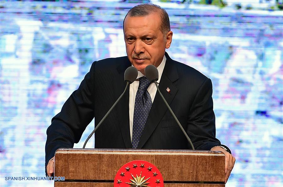 ANKARA, agosto 4, 2018 (Xinhua) -- Imagen del 3 de agosto de 2018 del presidente de Turquía, Recep Tayyip Erdogan, pronunciando un discurso en el Palacio Presidencial en Ankara, Turquía. El presidente de Turquía, Recep Tayyip Erdogan, anunció el viernes un ambicioso plan de acción de 100 días, en un intento por combatir el declive de la moneda, impulsar el crecimiento y desacelerar la creciente inflación. (Xinhua/Mustafa Kaya)
