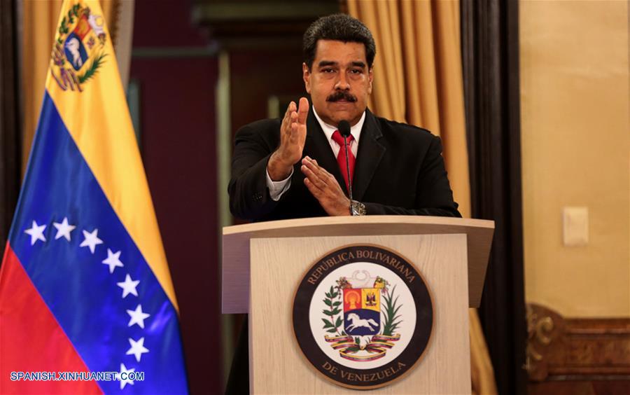 El presidente de Venezuela, Nicolás Maduro, pronuncia un discurso durante un mensaje transmitido en cadena nacional, después del incidente que causó la interrupción de un acto para conmemorar el 81 aniversario de la Guardia Nacional Bolivariana de Venezuela, desde el Palacio de Miraflores, en Caracas, capital de Venezuela, el 4 de agosto de 2018. (Xinhua/Prensa Miraflores/AVN)