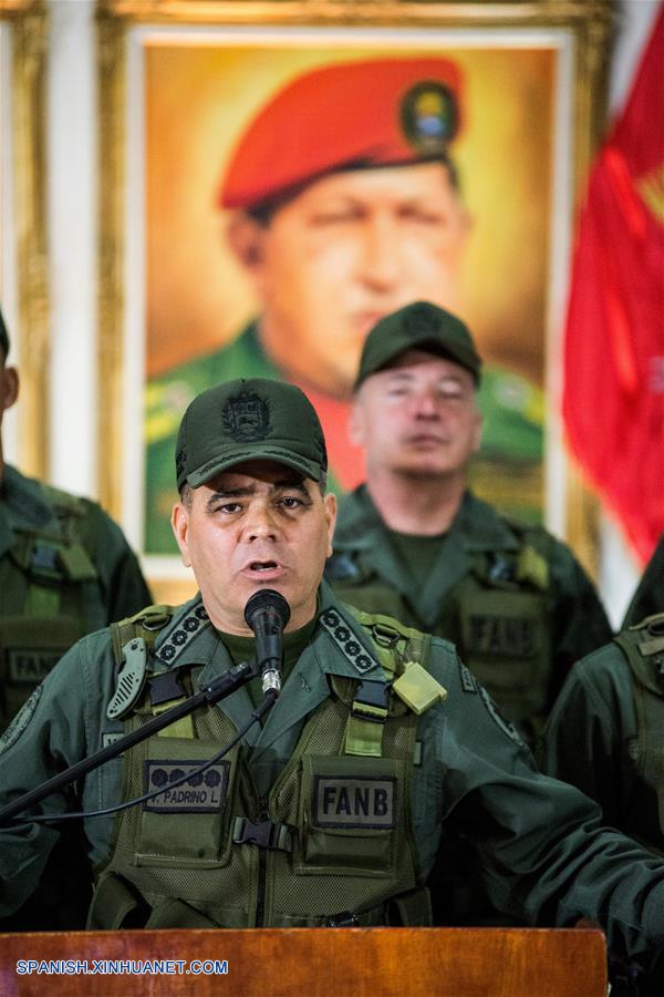 CARACAS, agosto 5, 2018 (Xinhua) -- El ministro de Defensa venezolano, Vladimir Padrino López (frente), pronuncia un discurso durante una declaración nacional, en la sede del Ministerio de Defensa, en Caracas, Venezuela, el 5 de agosto de 2018. El ministro de Defensa venezolano, Vladimir Padrino López, condenó el domingo el atentado contra el presidente de Venezuela, Nicolás Maduro, ocurrido el sábado durante una actividad militar, y expresó la "irrestricta lealtad" al mandatario. (Xinhua/Marcos Salgado)