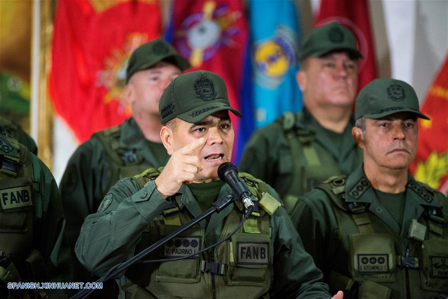 CARACAS, agosto 5, 2018 (Xinhua) -- El ministro de Defensa venezolano, Vladimir Padrino López (i-frente), pronuncia un discurso durante una declaración nacional, en la sede del Ministerio de Defensa, en Caracas, Venezuela, el 5 de agosto de 2018. El ministro de Defensa venezolano, Vladimir Padrino López, condenó el domingo el atentado contra el presidente de Venezuela, Nicolás Maduro, ocurrido el sábado durante una actividad militar, y expresó la "irrestricta lealtad" al mandatario. (Xinhua/Marcos Salgado)