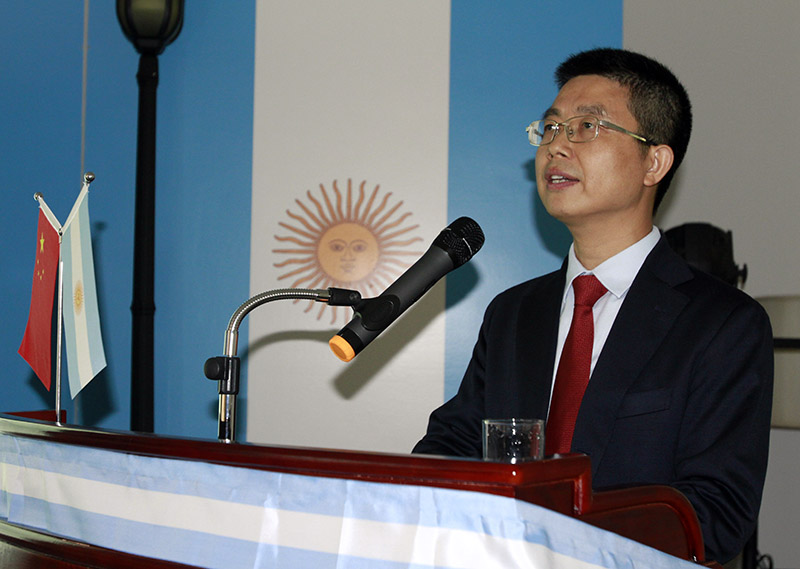 En la jornada inagural del primer “Seminario sobre Cooperación Sino-Latinoamericana en la Nueva Era", el destacado economista Zhang Xiaojing ofreció una conferencia titulada: "La economía china: hacia un desarrollo de alta calidad". Beijing, 2 de agosto del 2018. (Foto: YAC)