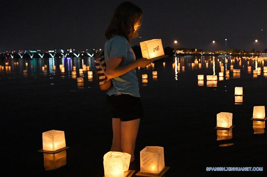 MARYLAND, agosto 5, 2018 (Xinhua) -- Imagen del 4 de agosto de 2018 de una niña sosteniendo una linterna de agua durante un festival de linternas de agua, en el Puerto Nacional, en Maryland, Estados Unidos. Las linternas fueron puestas a flote el sábado para iluminar el Río Potomac con motivo del Festival de Linternas de Agua, creando una muestra espectacular de luces. (Xinhua/Liu Jie)