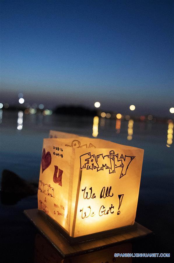 MARYLAND, agosto 5, 2018 (Xinhua) -- Imagen del 4 de agosto de 2018 de una linterna de agua flotando durante un festival de linternas de agua, en el Puerto Nacional, en Maryland, Estados Unidos. Las linternas fueron puestas a flote el sábado para iluminar el Río Potomac con motivo del Festival de Linternas de Agua, creando una muestra espectacular de luces. (Xinhua/Liu Jie)