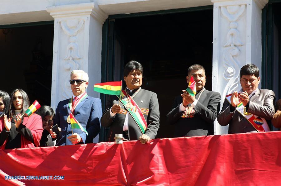 POTOSI, agosto 6, 2018 (Xinhua) -- El presidente de Bolivia, Evo Morales (c), asiste a un desfile cívico para conmemorar el aniversario 193 de la Independencia de Bolivia, en la ciudad de Potosí, Bolivia, el 6 de agosto de 2018. El presidente boliviano, Evo Morales, destacó el lunes la unidad, la soberanía y la dignidad lograda en más de una década de su gobierno, que ha permitido la construcción de una nueva patria con estabilidad económica, política y social, en el marco del aniversario 193 de la Independencia y creación de la patria. (Xinhua/José Lirauze/ABI)
