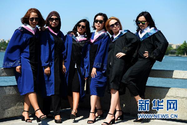Las estudiantes estranjeras celebran su graduación en Shandong Normal University.