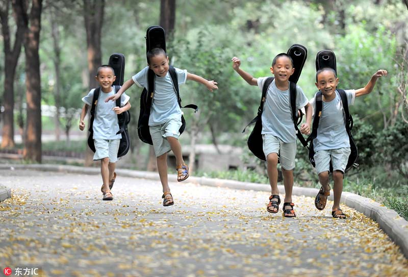 Un grupo de cuatrillizos captaron la atención este verano en la ciudad de Jinan, provincia de Shandong, ya que todos visten la misma ropa. [Foto: IC]