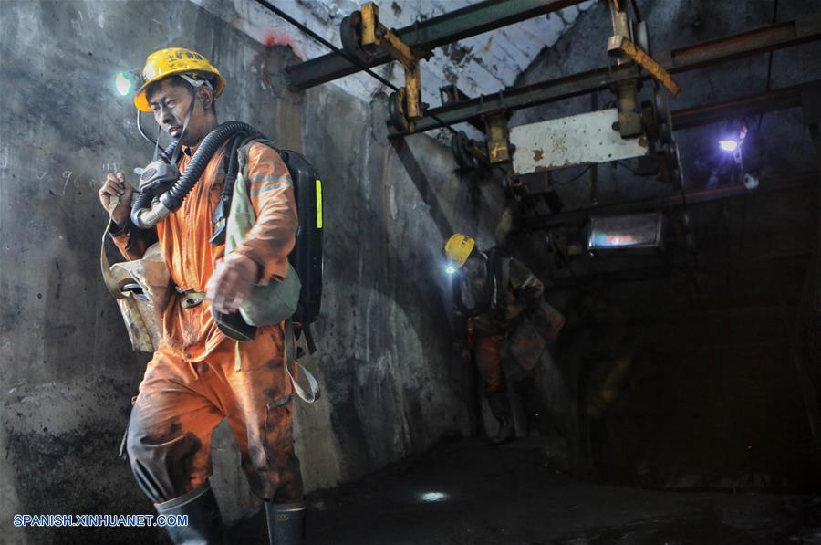 Rescatistas salen de la mina después de la operación de rescate en el sitio de un accidente en una mina de carbón, en Panzhou, en la provincia de Guizhou, en el suroeste de China, el 8 de agosto de 2018. (Xinhua/Ou Dongqu)