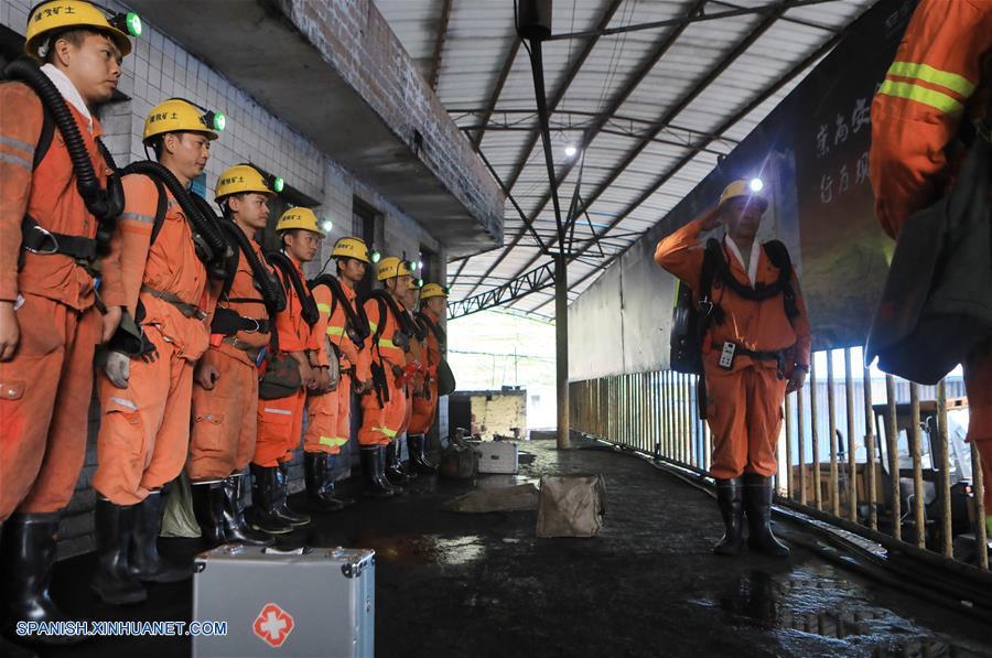 Rescatistas se reúnen en la entrada de la mina previo a una operación de rescate en el sitio de un accidente en una mina de carbón, en Panzhou, en la provincia de Guizhou, en el suroeste de China, el 8 de agosto de 2018. (Xinhua/Ou Dongqu)
