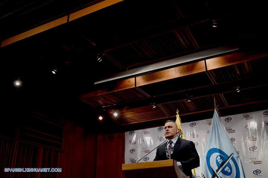 El fiscal general de Venezuela, Tarek William Saab, participa en una conferencia de prensa en la sede del Ministerio Público en Caracas, Venezuela, el 8 de agosto de 2018. (Xinhua/Boris Vergara)