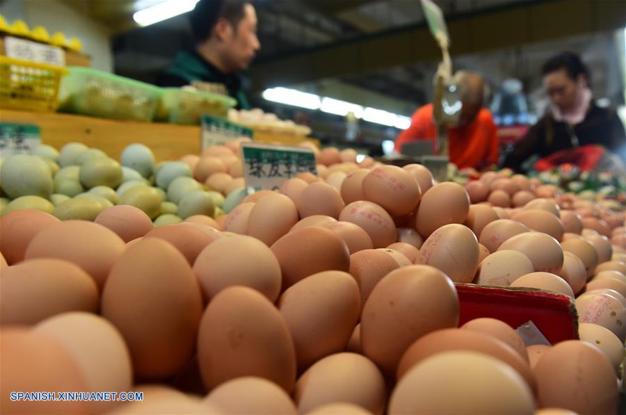 JIANGSU, agosto 9, 2018 (Xinhua) -- Ciudadanos compran huevos en un mercado, en la ciudad de Wuxi, provincia de Jiangsu, en el este de China, el 9 de agosto de 2018. El índice de precios al consumidor (IPC) de China, el principal indicador de la inflación, aumentó un 2.1 por ciento interanual en julio, comparado con el 1.9 por ciento de junio, de acuerdo con datos del Buró Nacional de Estadísticas (BNE) mostrados el jueves. (Xinhua/Huan Yueliang) 