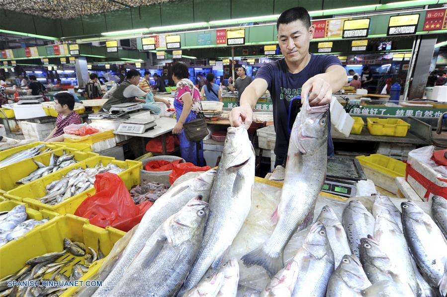 JIANGSU, agosto 9, 2018 (Xinhua) -- Un vendedor acomoda el pescado en un mercado, en la ciudad de Lianyungang, provincia de Jiangsu, en el este de China, el 9 de agosto de 2018. El índice de precios al consumidor (IPC) de China, el principal indicador de la inflación, aumentó un 2.1 por ciento interanual en julio, comparado con el 1.9 por ciento de junio, de acuerdo con datos del Buró Nacional de Estadísticas (BNE) mostrados el jueves. (Xinhua/Wang Chun)