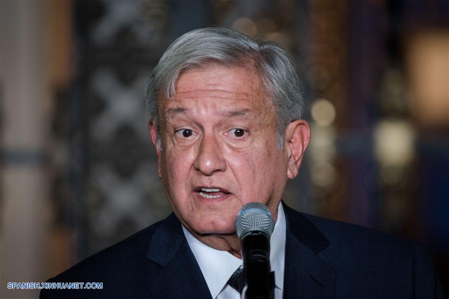  CIUDAD DE MEXICO, agosto 9, 2018 (Xinhua) -- El presidente electo de México, Andrés Manuel López Obrador, participa en una conferencia de prensa en la Cuidad de México, capital de México, el 9 de agosto de 2018. De acuerdo con información de la prensa local, López Obrador se reunió el jueves con el presidente de México, Enrique Peña Nieto, para conversar sobre el proceso de transición de gobierno en el país.(Xinhua/Francisco Cañedo)