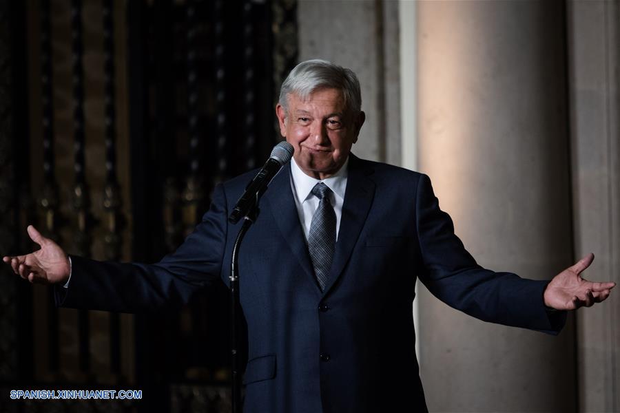 CIUDAD DE MEXICO, agosto 9, 2018 (Xinhua) -- El presidente electo de México, Andrés Manuel López Obrador, participa en una conferencia de prensa en la Cuidad de México, capital de México, el 9 de agosto de 2018. De acuerdo con información de la prensa local, López Obrador se reunió el jueves con el presidente de México, Enrique Peña Nieto, para conversar sobre el proceso de transición de gobierno en el país.(Xinhua/Francisco Cañedo)