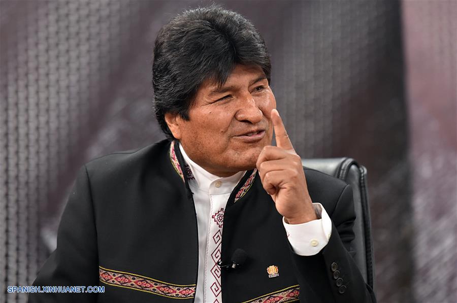 LA PAZ, agosto 12, 2018 (Xinhua) -- El presidente de Bolivia, Evo Morales, participa en una entrevista durante el programa televisivo "El Pueblo es Noticia", en La Paz, Bolivia, el 12 de agosto de 2018. El presidente de Bolivia, Evo Morales, propuso el domingo a quienes quieren hacer política y a los candidatos a la presidencia en los comicios de 2019, levantar el secreto bancario para mostrar a la población el origen de sus ingresos. (Xinhua/Enzo de Luca/ABI)