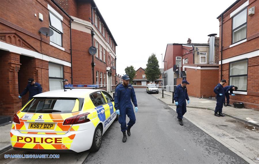 MANCHESTER, agosto 12, 2018 (Xinhua) -- Policías investigan el sitio donde ocurrió un tiroteo masivo, en el área de Moss Side, Manchester, Reino Unido, el 12 de agosto de 2018. Un tiroteo masivo en la ciudad británica de Manchester ha dejado a 10 personas heridas la mañana del domingo, dijeron las autoridades locales. (Xinhua/Ed Sykes)