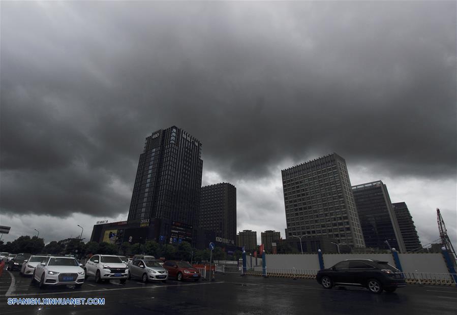  Vista de nubes oscuras sobre la ciudad de Shaoxing, provincia de Zhejiang, en el este de China, el 12 de agosto de 2018. El Centro Meteorológico Nacional (CMN) de China elevó el domingo el nivel de alerta por el tifón Yagi de azul a amarillo, el tercero más alto, a la espera de que toque tierra esta noche en la región costera oriental del país. (Xinhua/Li Ruichang)