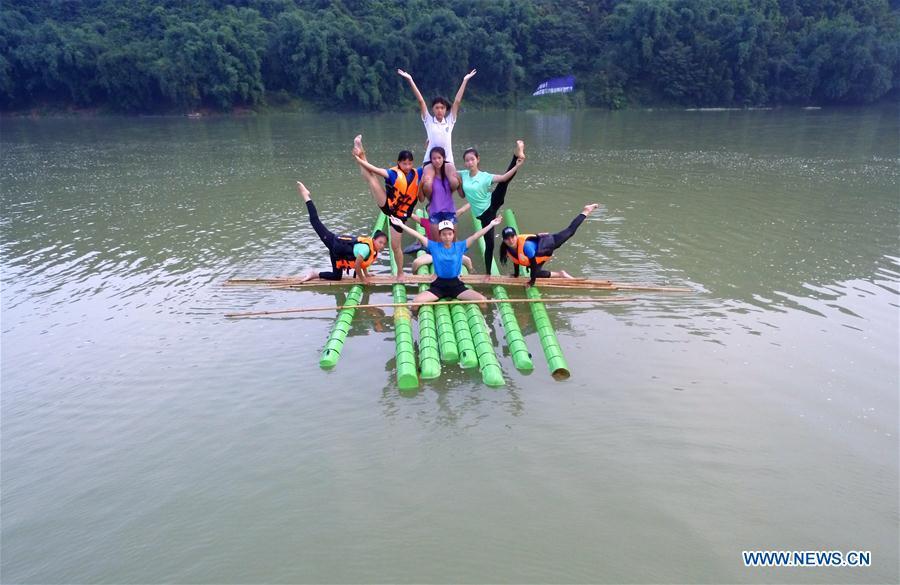 Estudiantes practican sobre una rama de bambú en los canales de Guizhou