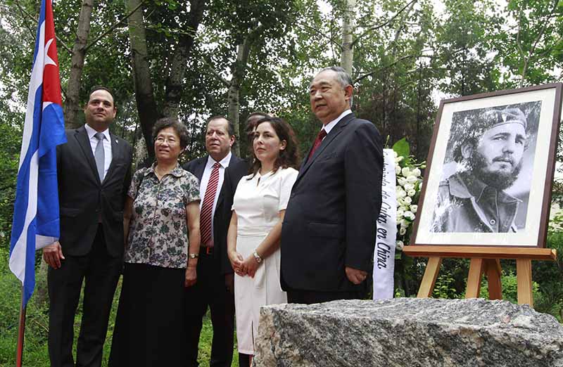Embajadores de países latinoamericanos y ex-embajadores chinos asistieron a la conmemoración del 92 aniversario del natalicio de Fidel Castro en Beijing, China, 13 de agosto del 2018. (Foto: Pueblo en Línea)  