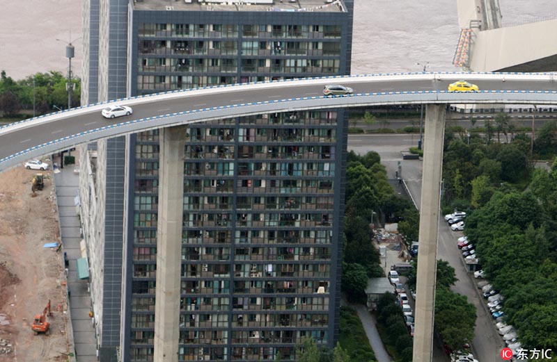 Finaliza la construcción de un paso elevado a 72 metros de altura en Chongqing