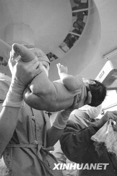 Zheng Mengzhu, primer bebé probeta de China continental, junto al doctor Zhang Lizhu que la trajo al mundo el 10 de marzo de 1988. [Foto: Xinhua]